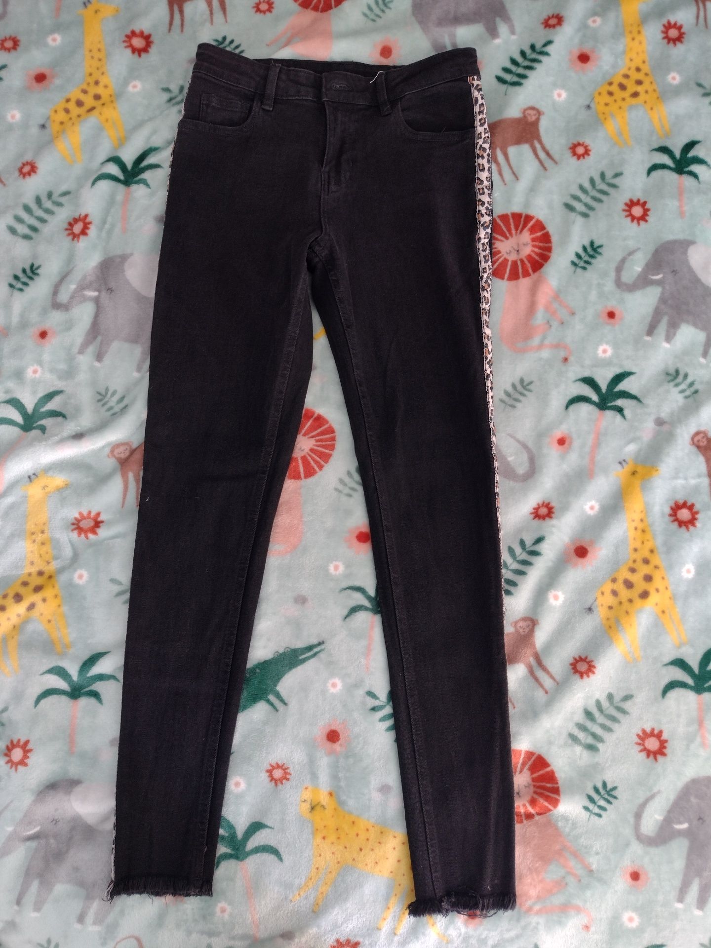 Spodnie dżinsy czarne z panterką slim 164