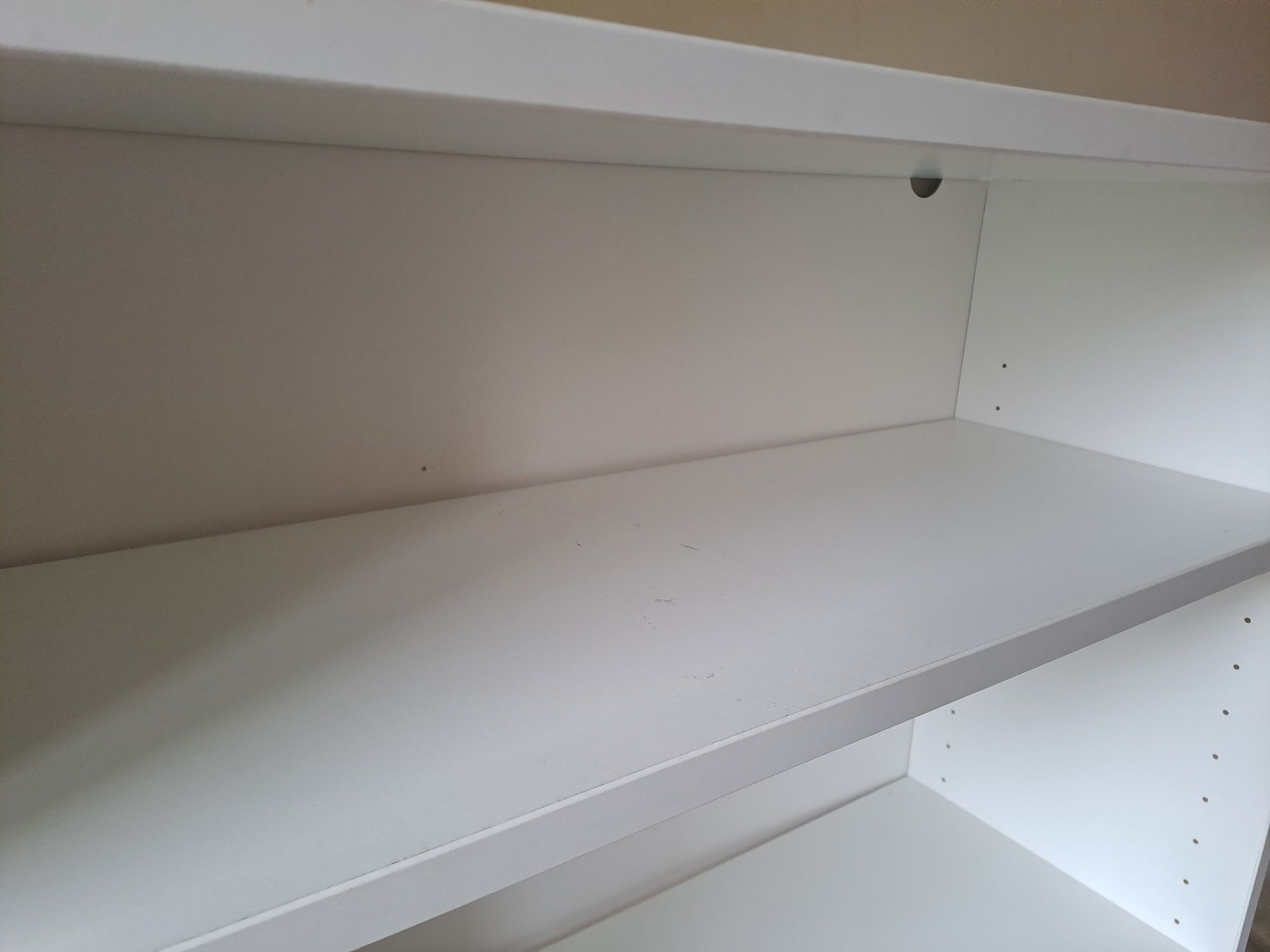 Dwa białe regały Ikea