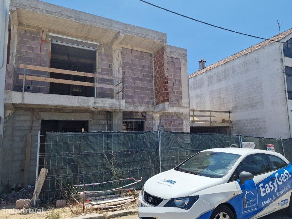 Moradia T4 geminada com piscina, sita na quinta da Madalena