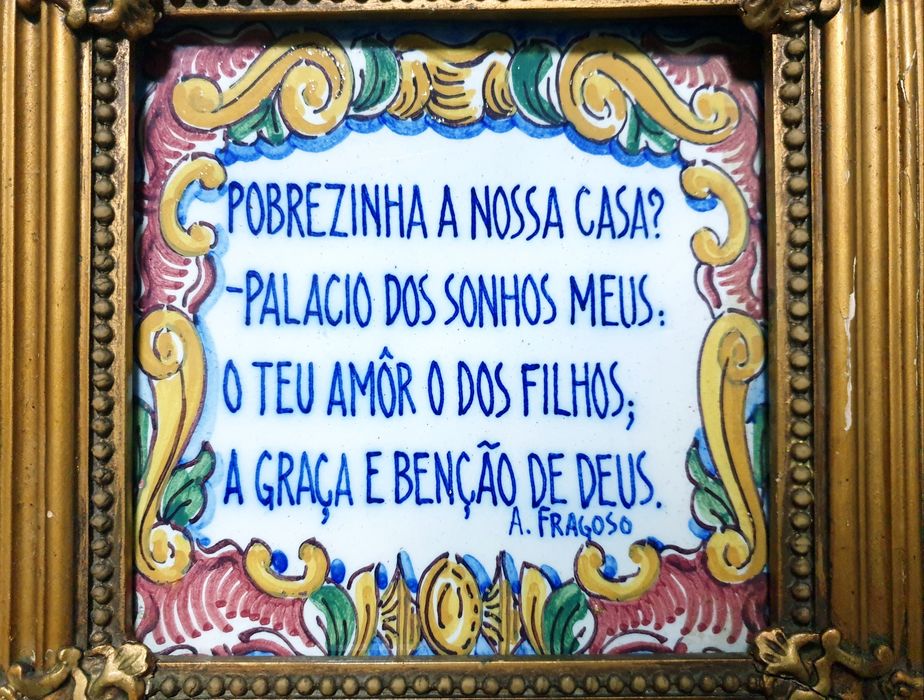 Lindo antigo azulejo falante assinado e emoldurada