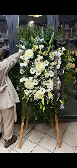 Ритуальнні,похоронні вінки та корзини з живих квітів.