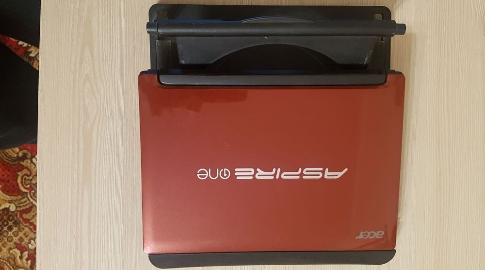 Рабочий ноутбук (нетбук) Acer Aspire One D255 с подставкой