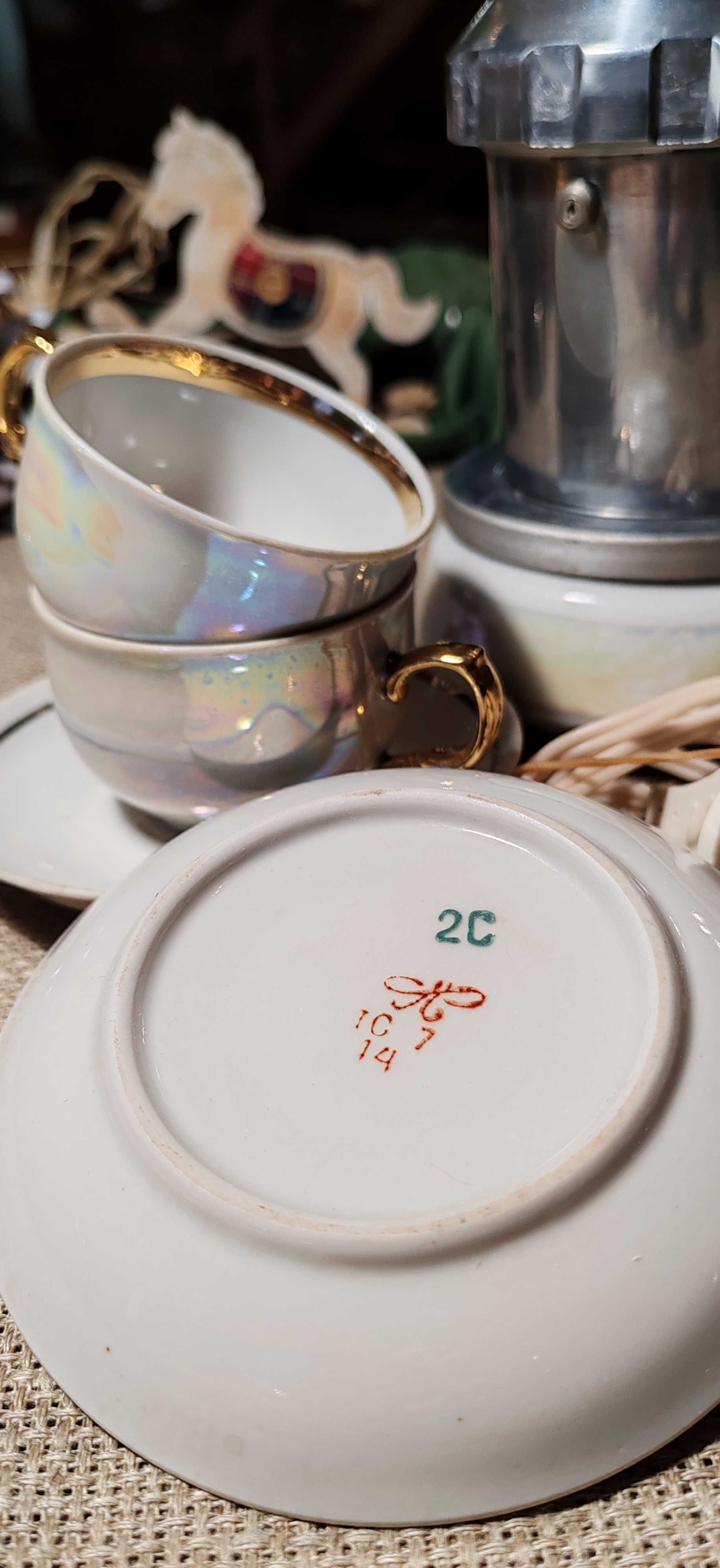 Porcelanowy zaparzacz kawy z podgrzewaczem z filiżankami