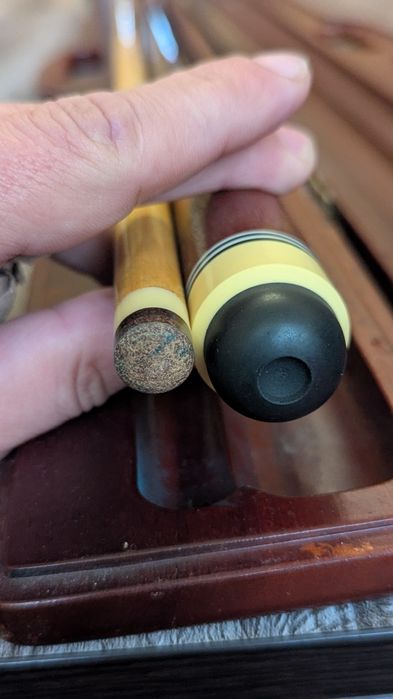 Професійний кий для біл'ярду Hustler в чохлі з червоного дерева