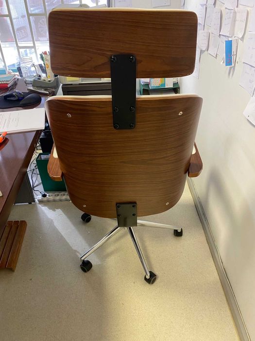 cadeira de escritorio branca e castanha