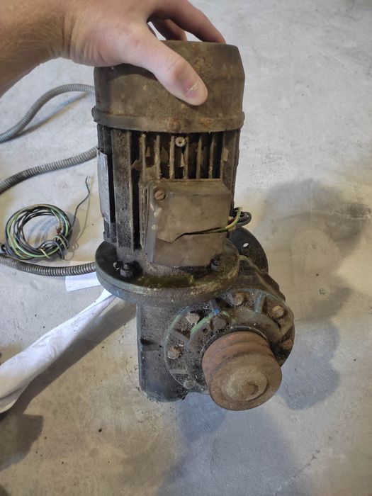 Електродвигун із редуктором електодвигатель