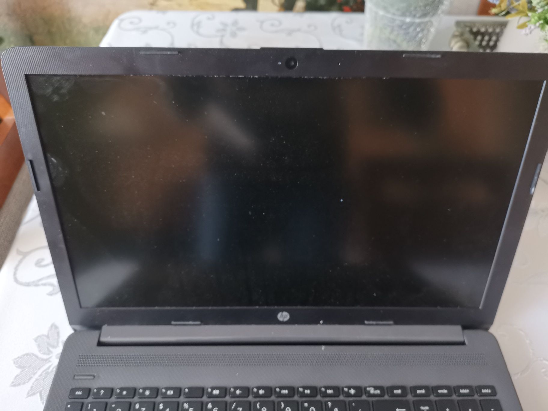 Laptop HP bez Systemu.
