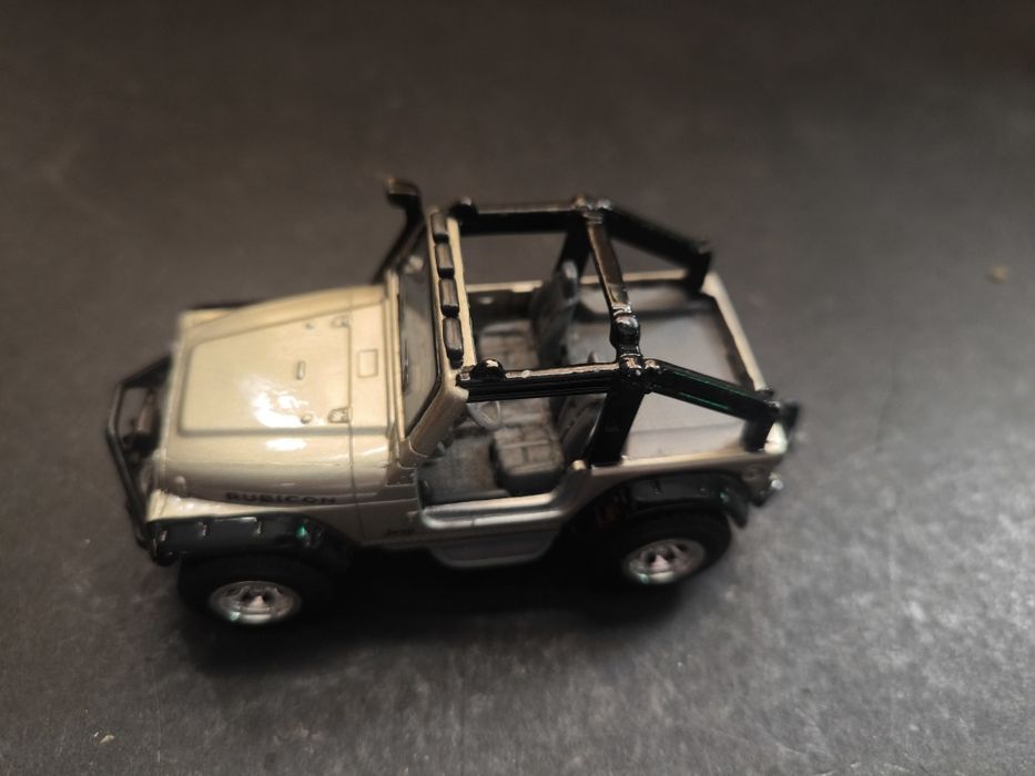 Miniatura de Jeep Rubicon em tom prateado.