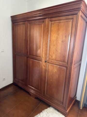 Quarto completo - Cama, Comoda, 2 mesas cabeceira, Roupeiro e Cadeirão