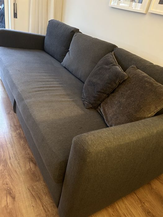 Sofá cama, em tecido cinza