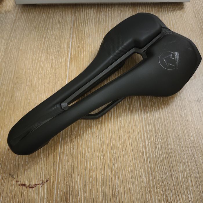 Siodełko szosal PRO Griffon Team, 143mm, podstawa i pręty karbonowe