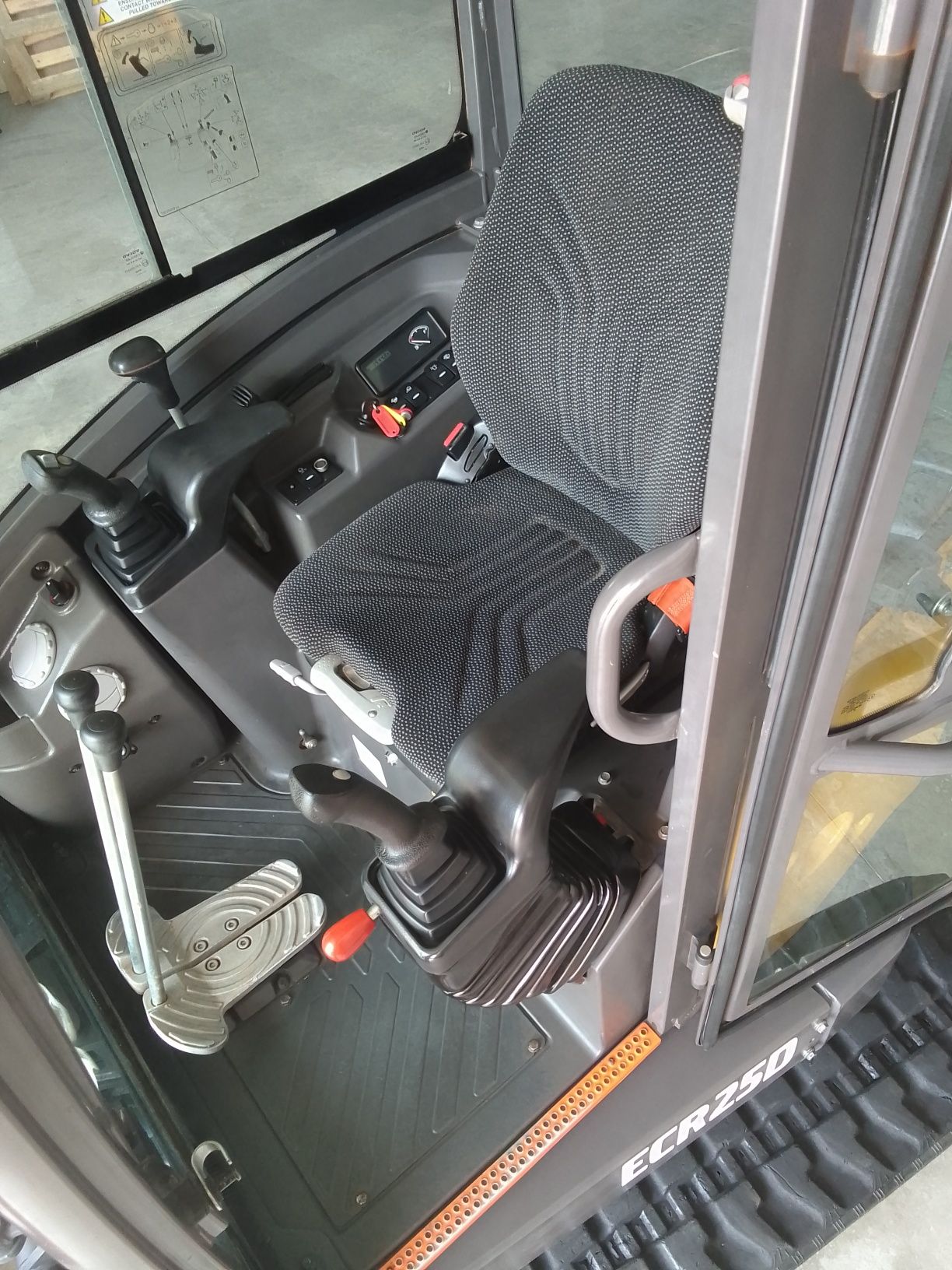 Mini giratória escavadora VOLVO com 2600kg