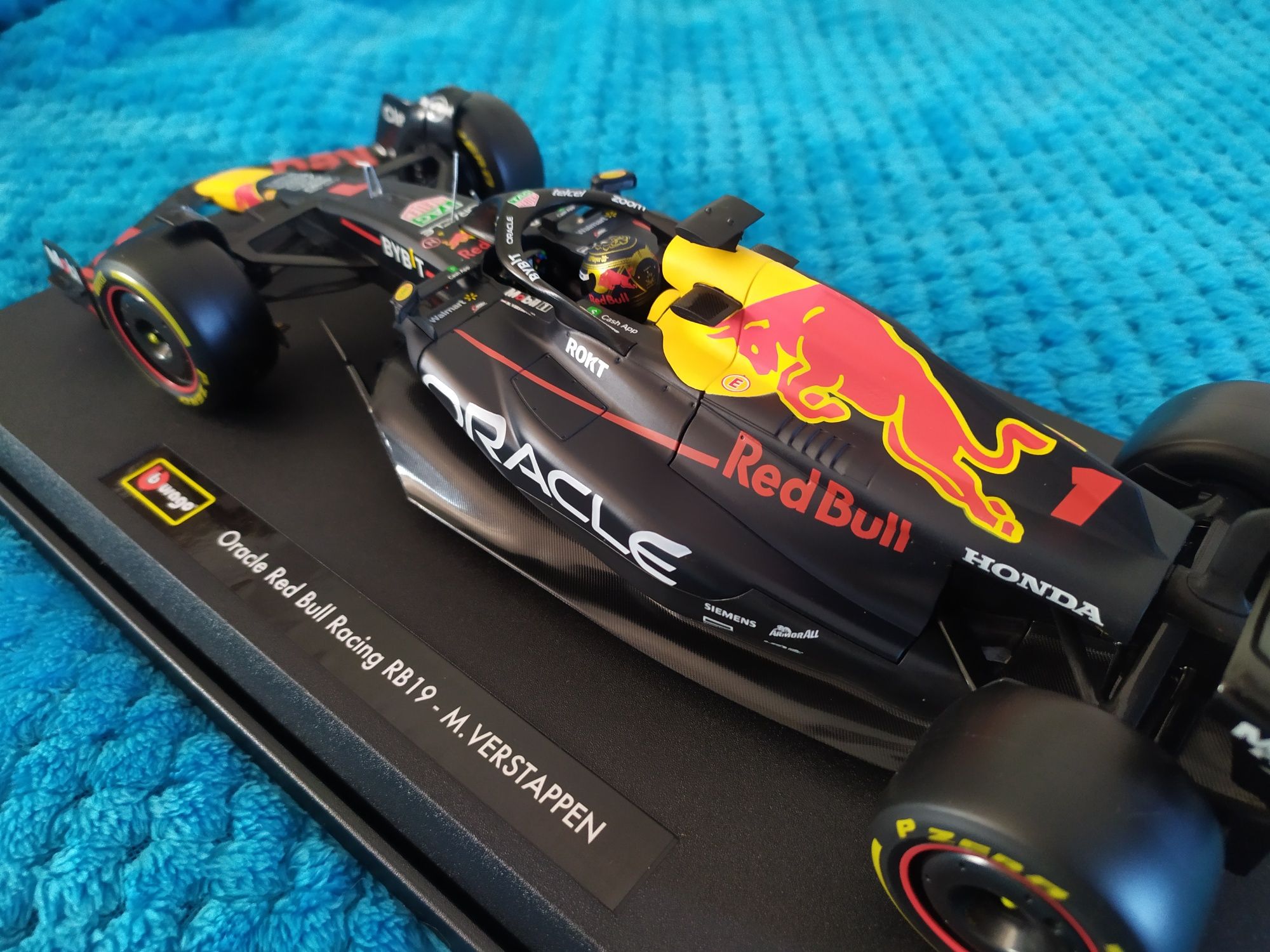 Model bolid F1 Red Bull 1:18 Max Verstappen złoty kask NOWY na prezent