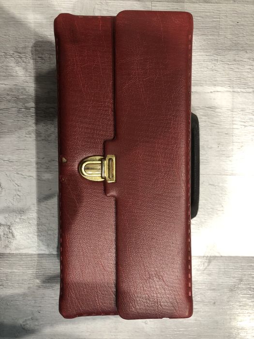 Elegancki czerwony kuferek