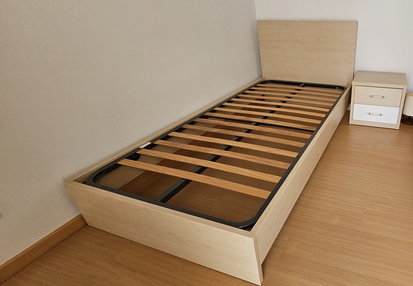 Cama juvenil+mesa cabeceira