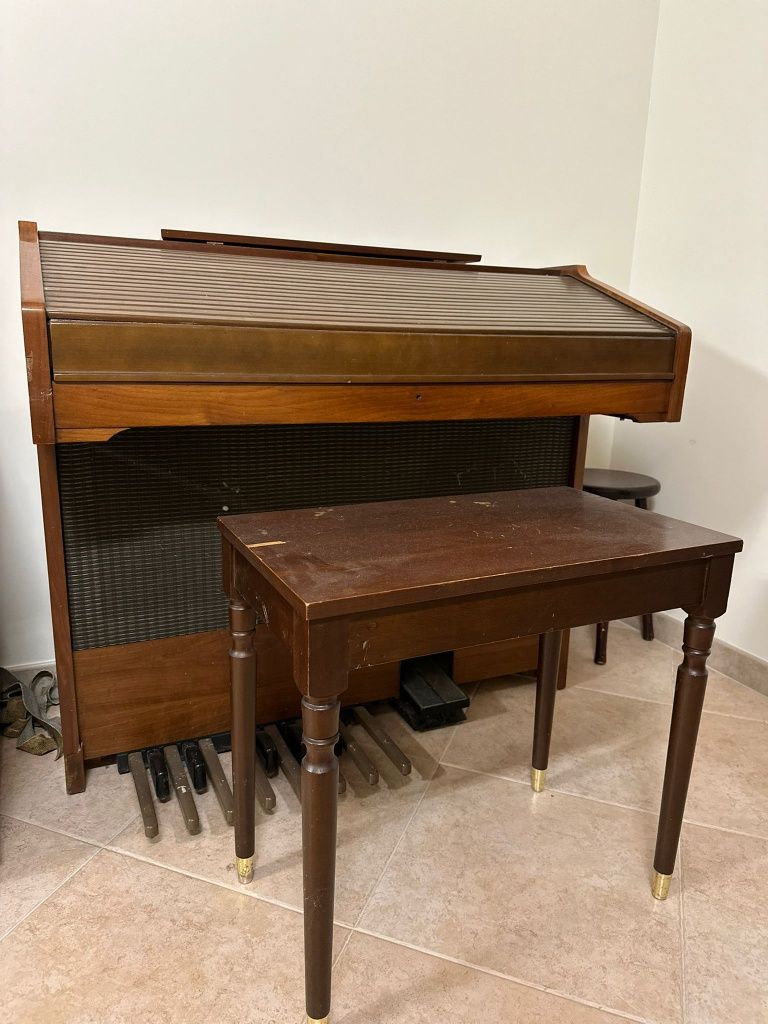 Piano vertical lowrey