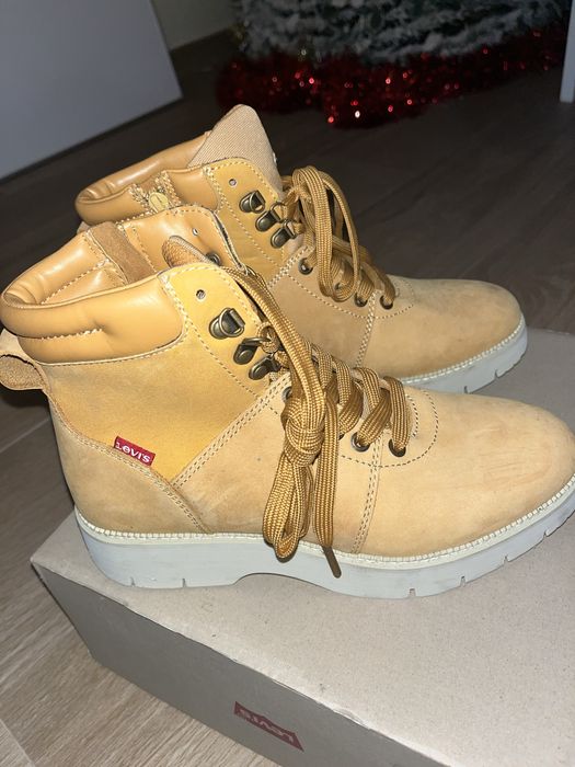 Botas  levis  novas