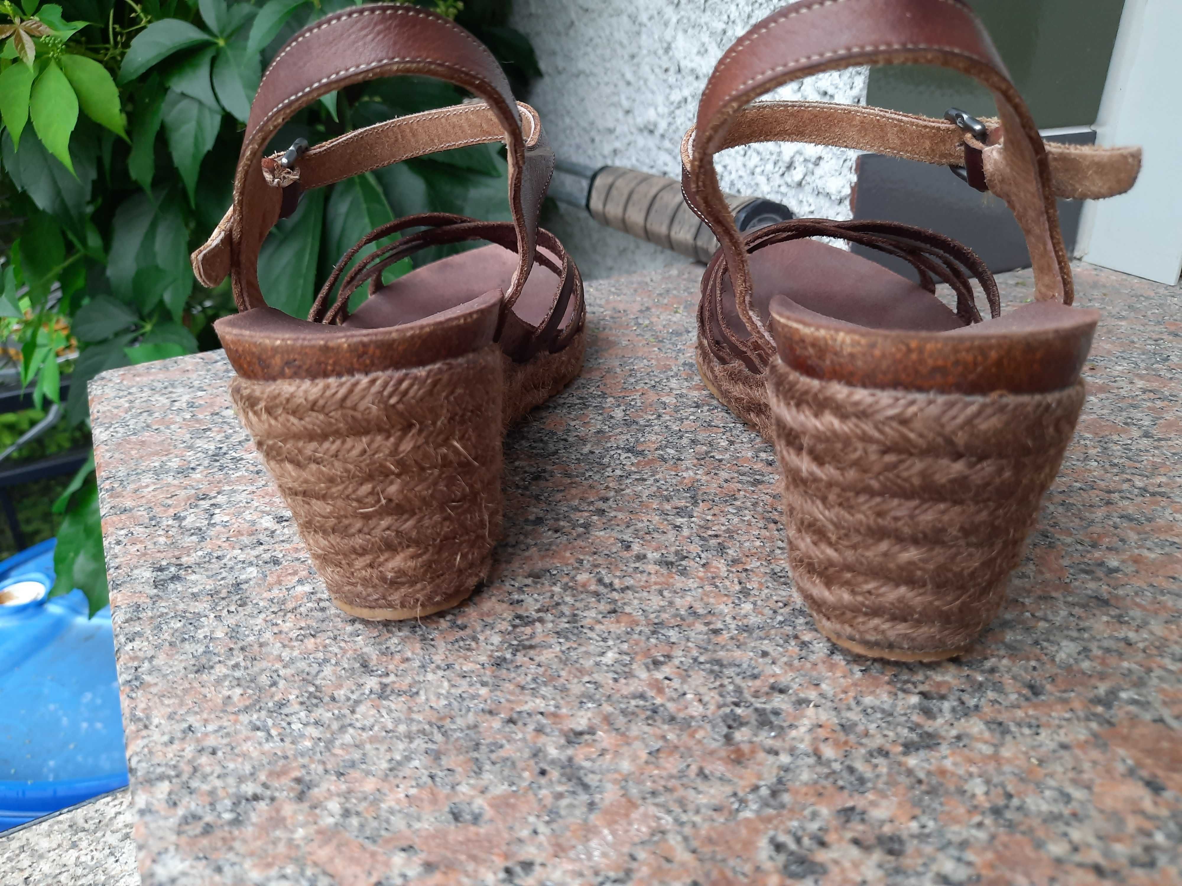 Sandały skórzane na koturnie.