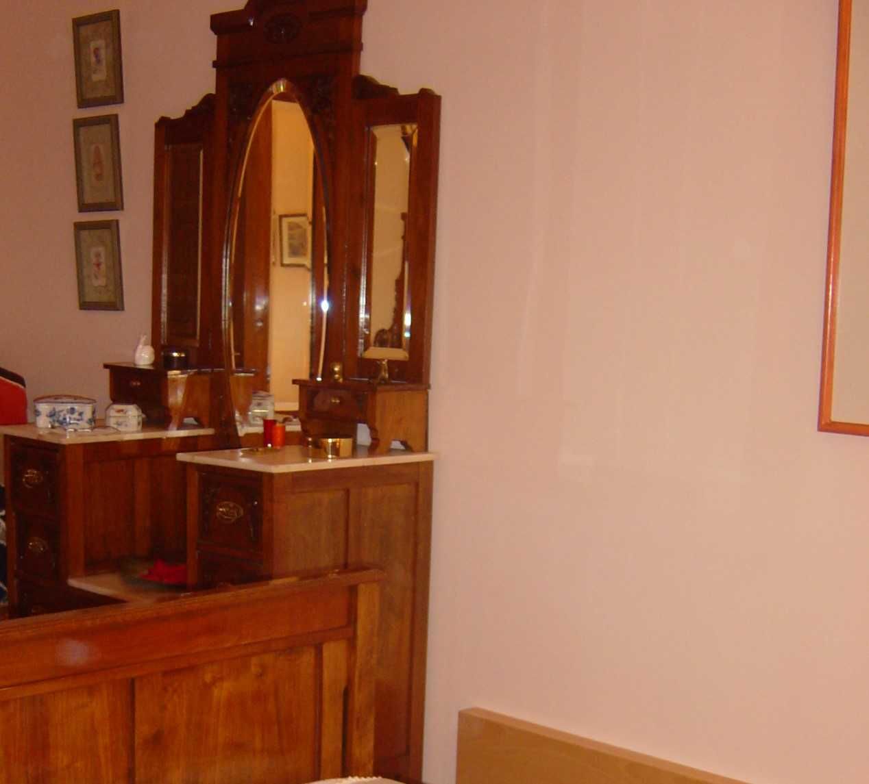 Mobília de quarto com mais de 100 anos