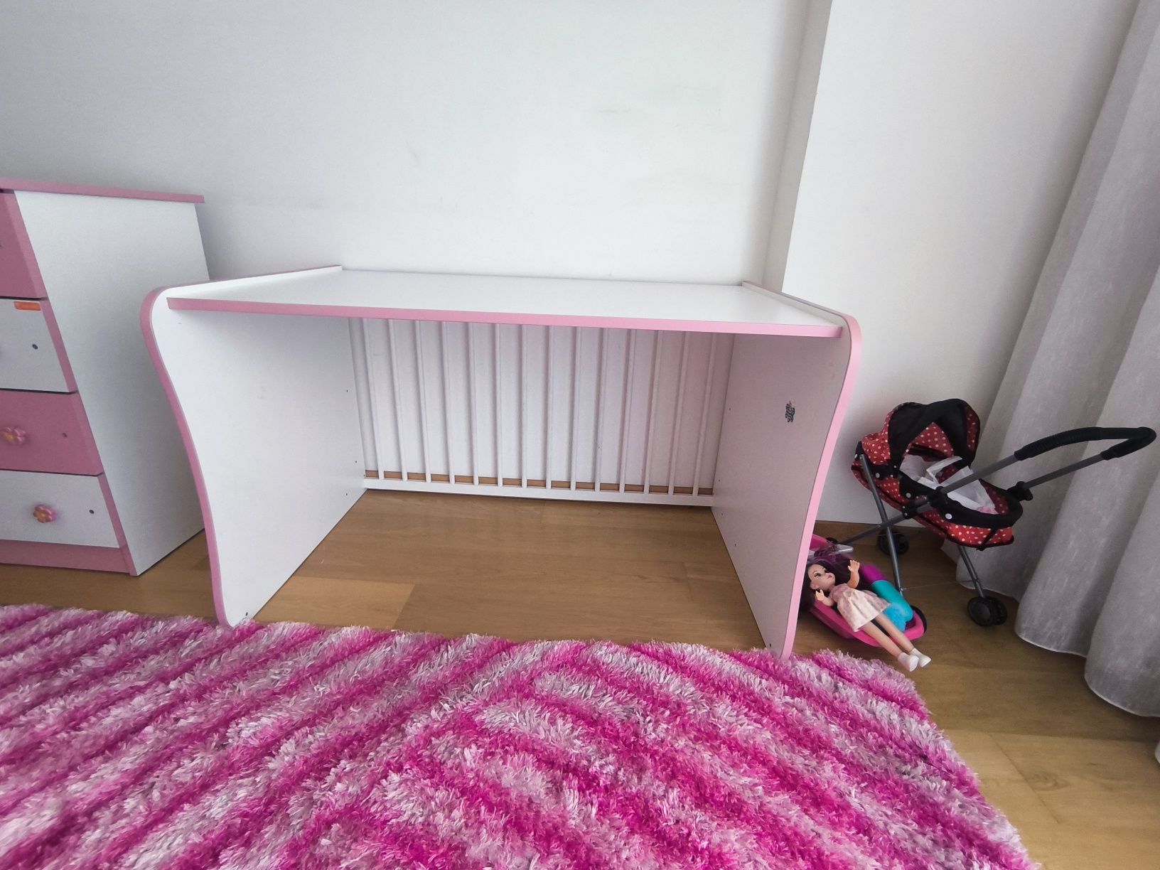 Quarto de menina rosa e branco