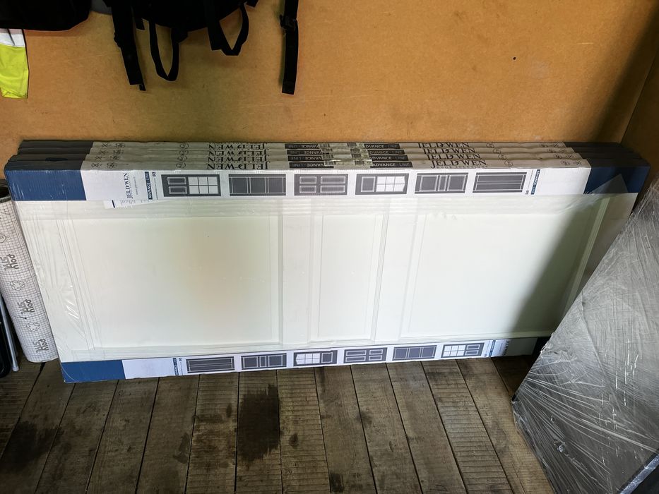 Між кімнатні двері білого поліру фірми Jeld wen