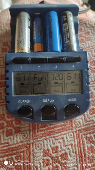 Зарядний для акумуляторних батарейок.