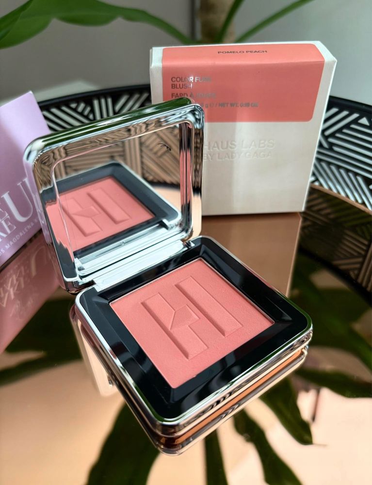 haus labs powder blush „pomelo peach” róż