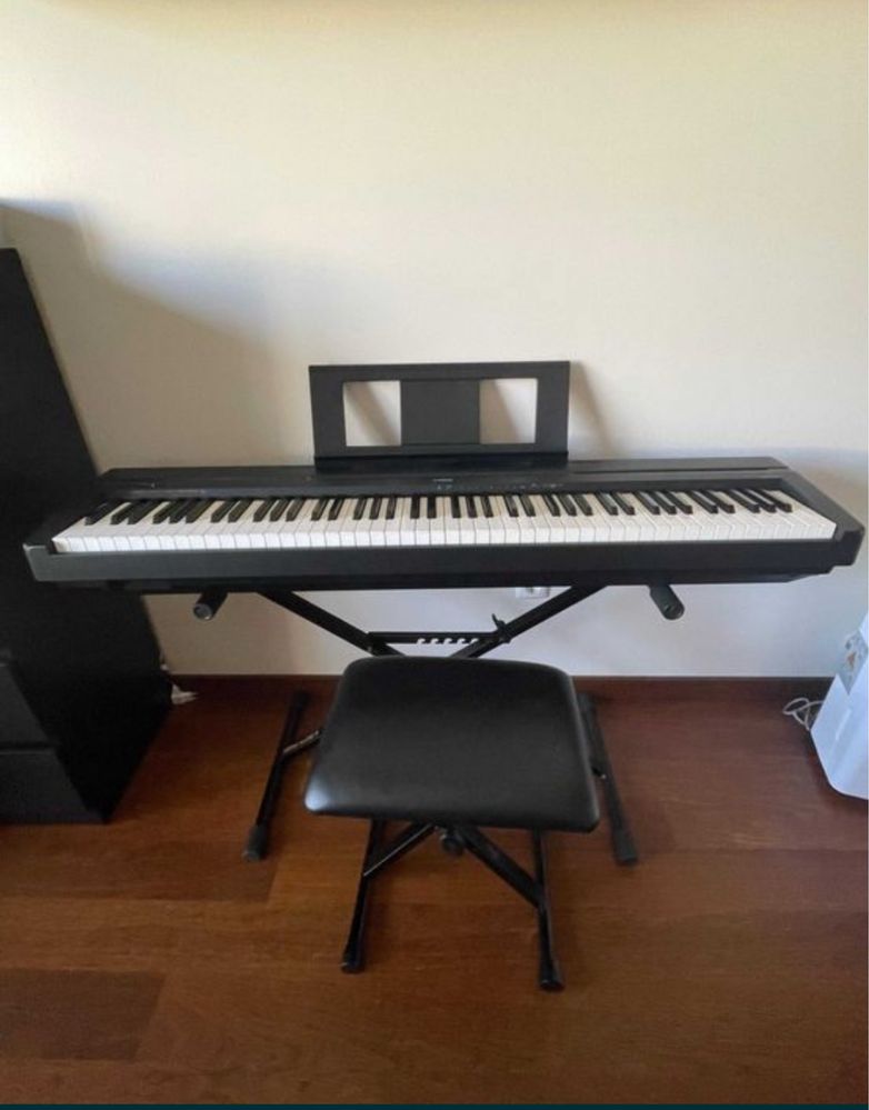 Yamaha P-45 – Piano Digital 88 Teclas com suporte e banco