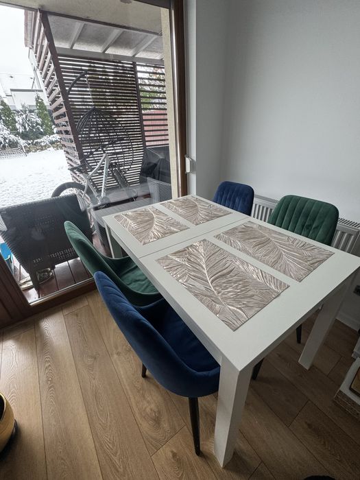 Stolik bialy rozkladany z 4 welurowymi krzesłami