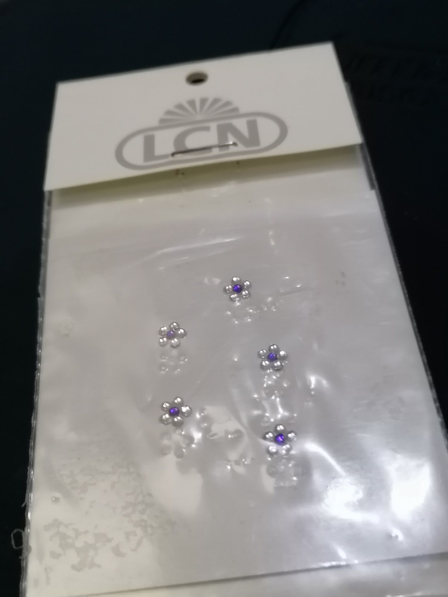 Flores para as  unhas marca LCN
