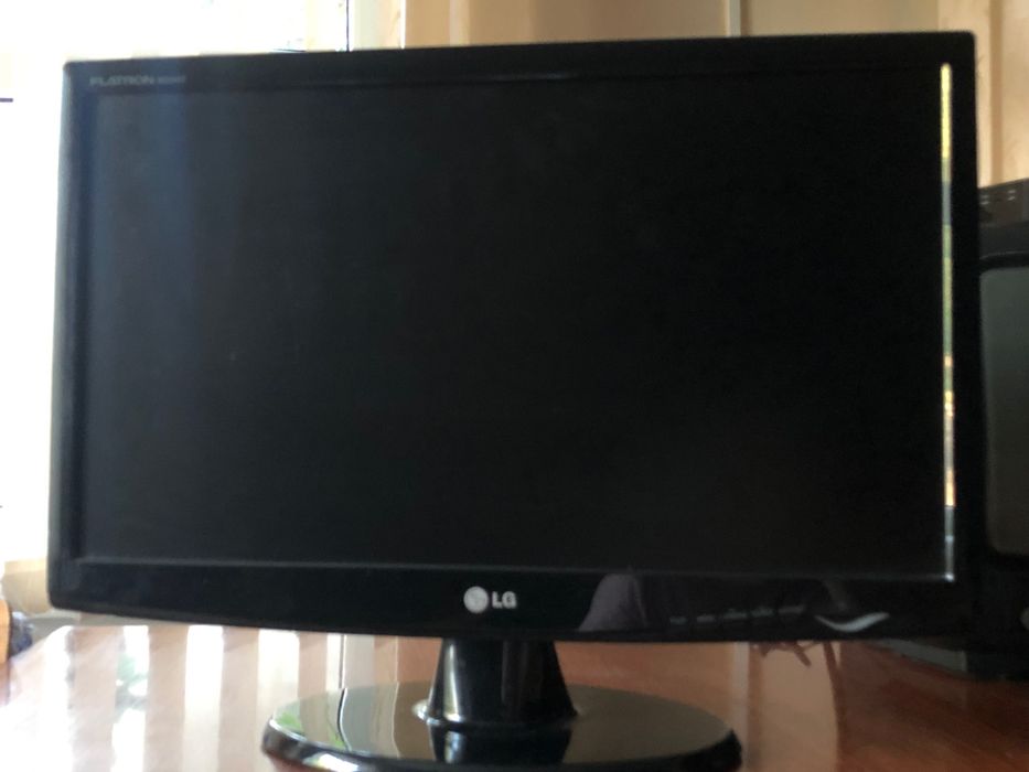 Монітор LG Flatron W2243S-PF -22" + тюнер World Vision T62D2