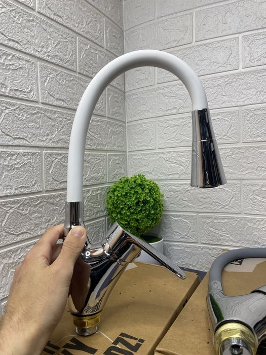 Кухонний змішувач з гнучким виливом — білий, сірий або чорний