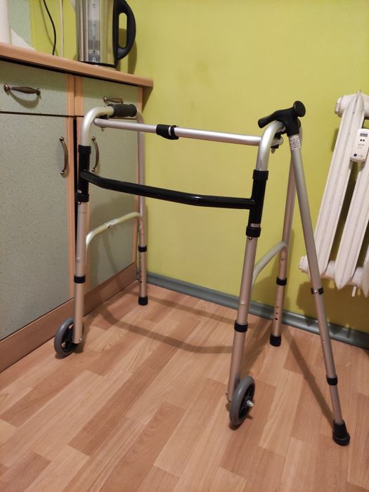 Balkonik chodzik aluminiowy składany dwukołowy i laska