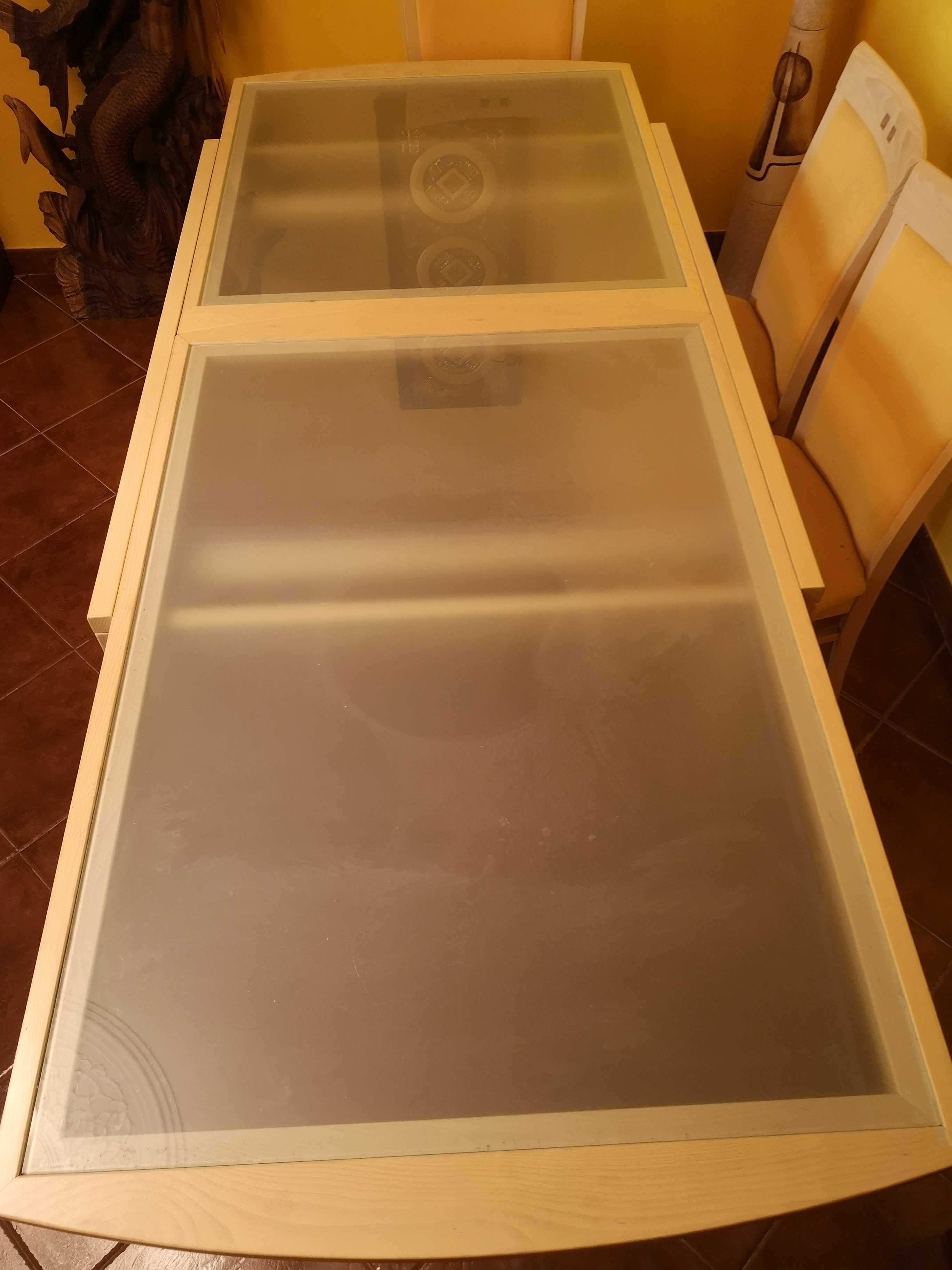 Mesa extensível de sala de jantar com 6 cadeiras.