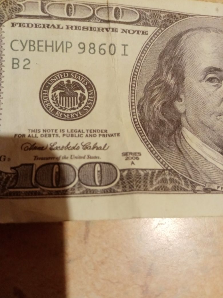 Banknot 100 dolarów z Rosyjskim numerem
