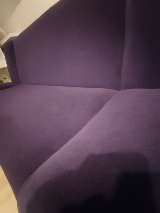 Rozkładana fioletowa kanapa, sofa, tapczan