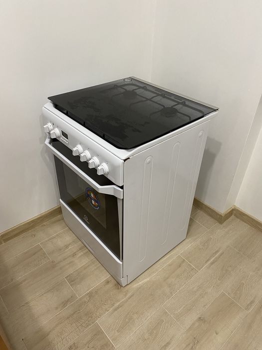 Газова плита з електричною духовкою