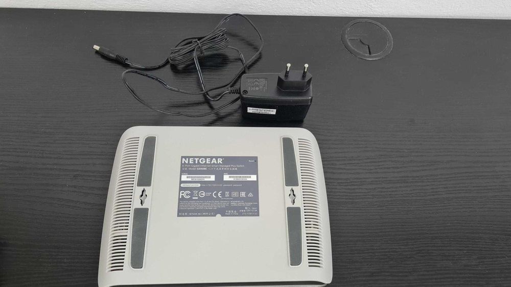 Switch zarządzalny z portami USB do ładowania telefonów Netgear GS908E