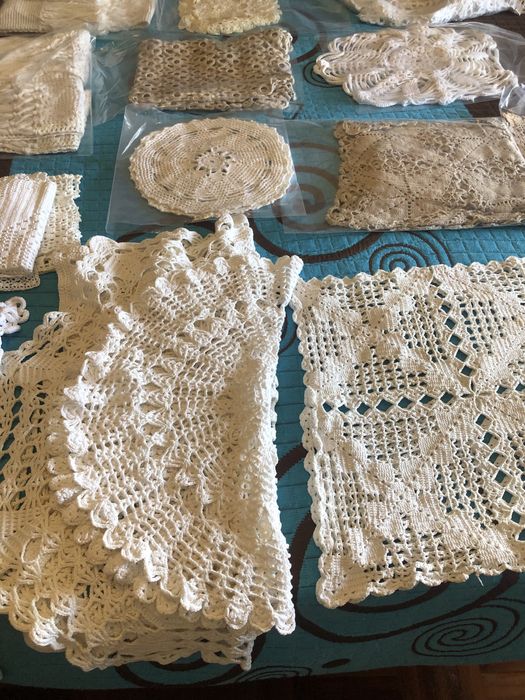 Jogos de panos , toalhinhas e colcha antiga.