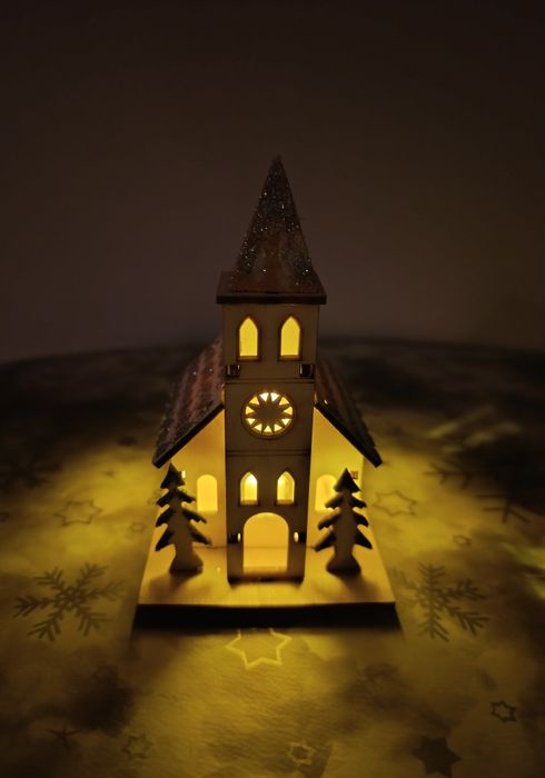 Drewniany domek z podświetleniem