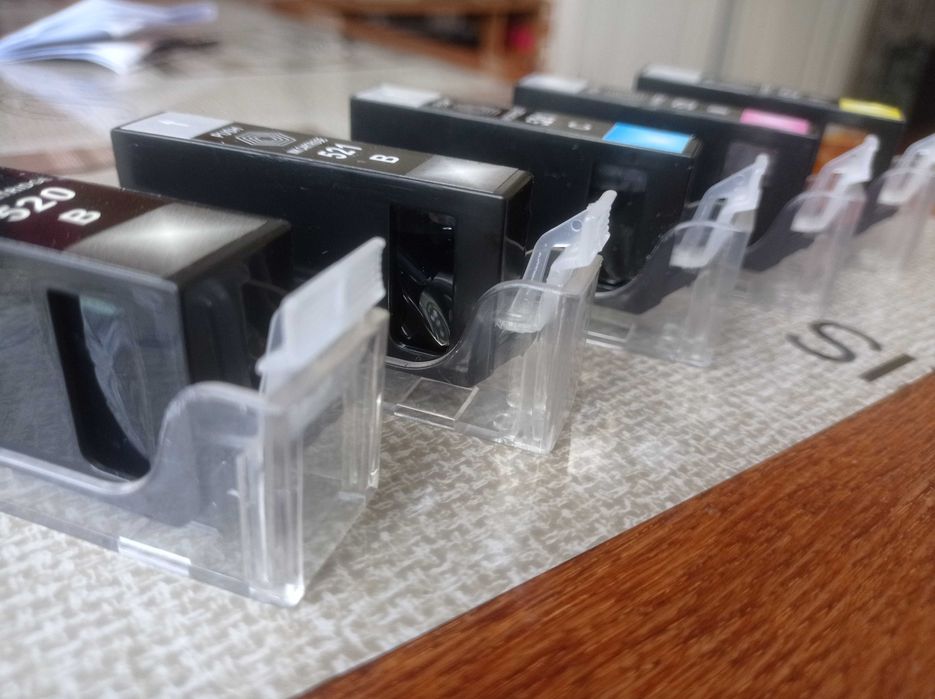 Продам комплект картриджів Canon 520/521 з авточіпами.