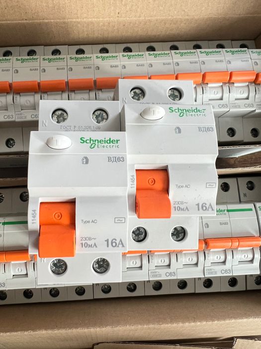 Авт. вимикач Schneider Electric ВА63 3Р С50 А 4,5 кА 11228 є інші