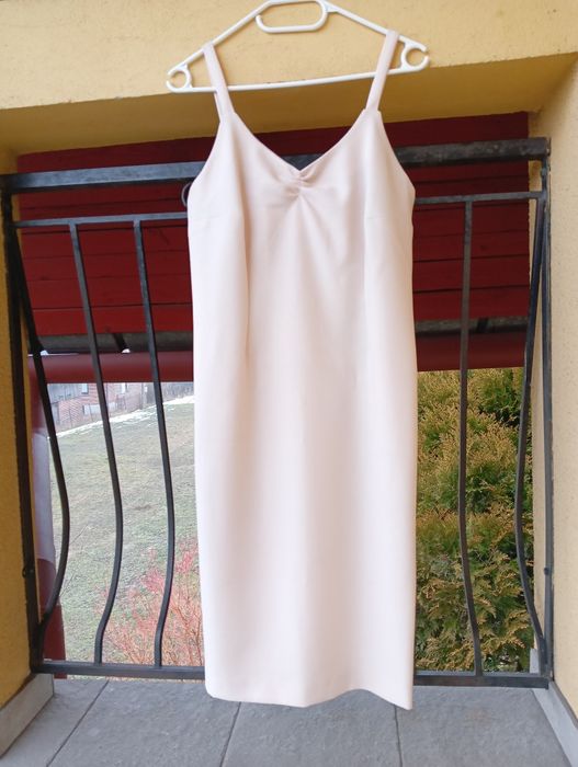 Prosta kremowa sukienka damska na ramiączkach