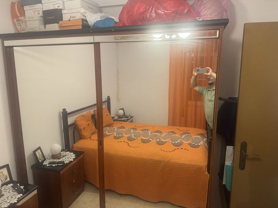 Vendo roupeiro, comoda e mesas de cabeceira