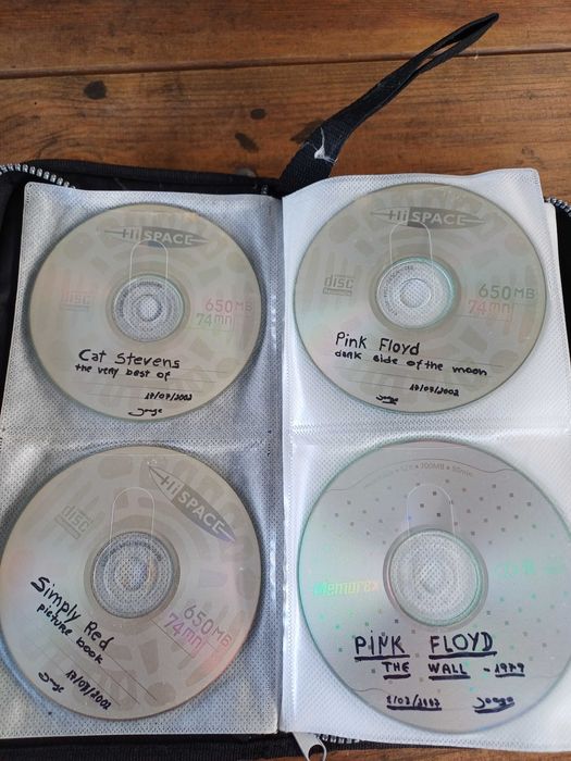 Capa com 48 CDs gravados de Musica Variada