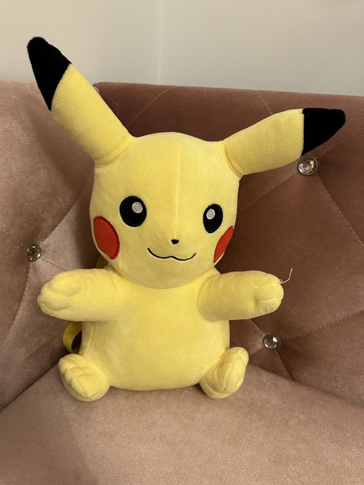 Plecak, maskotka Pikachu.