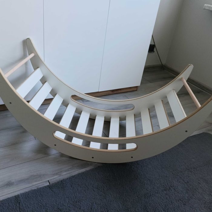 Duży drewniany bujak ze zjeżdżalnią