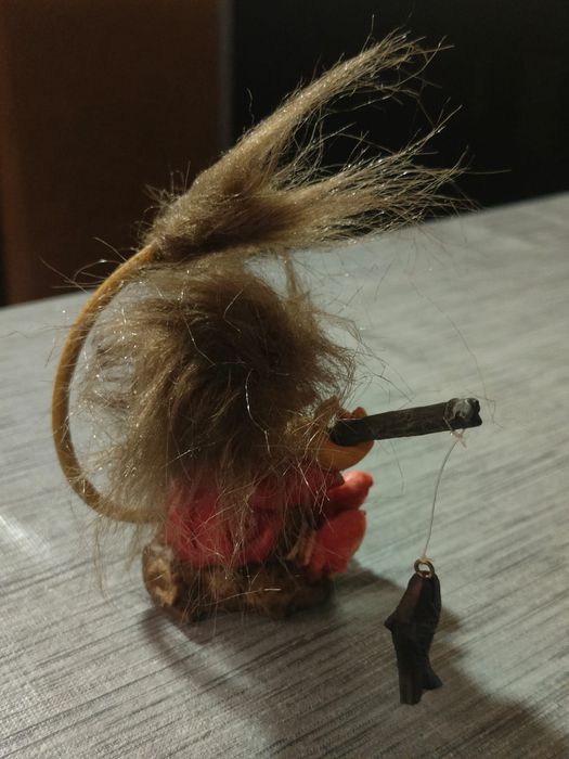 Figura Troll Pescador Vintage
Troll nórdico clássico sentado a pescar