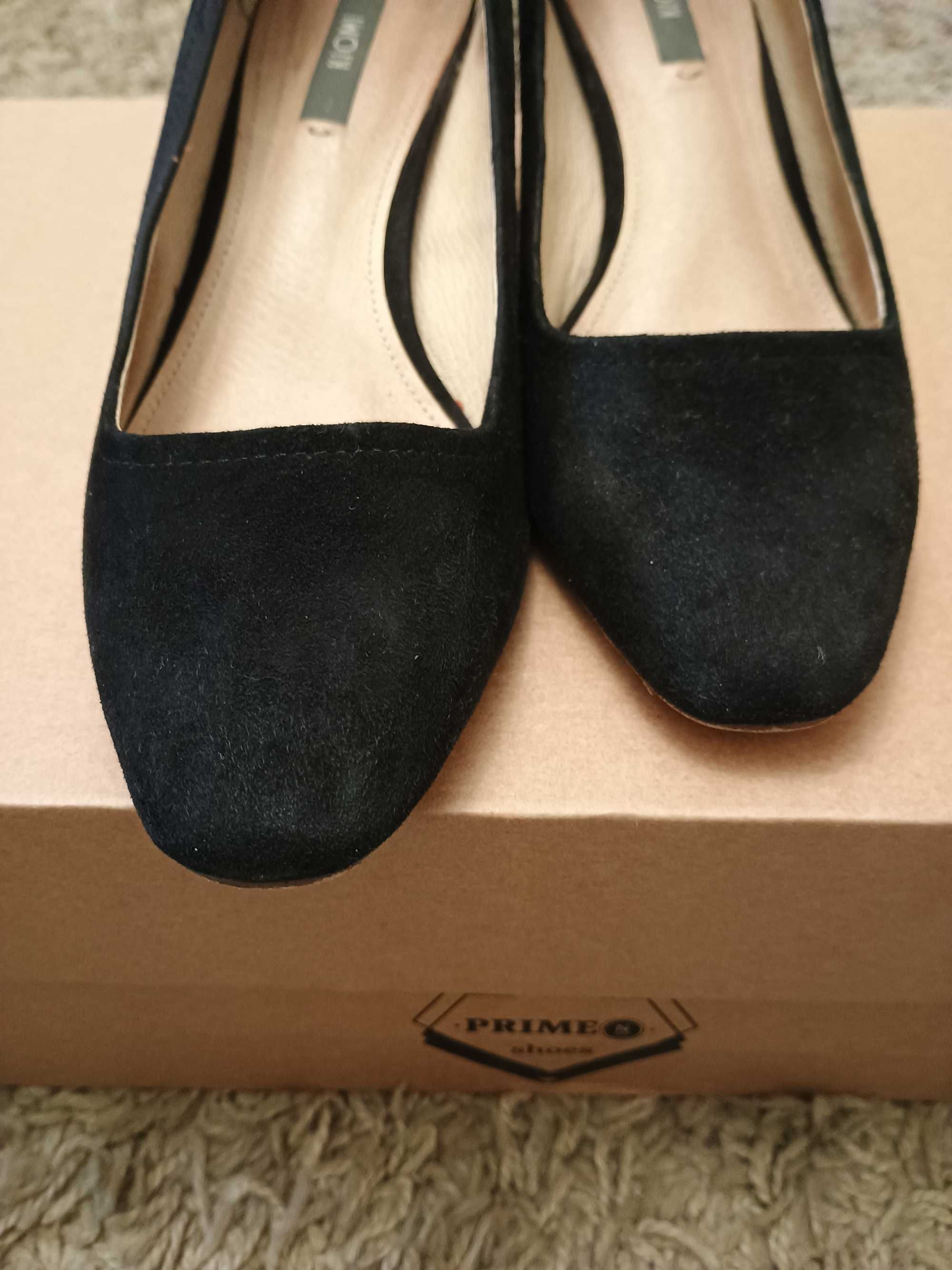 Оригинальные замшевые туфли модного молодежного бренда "Kiomi"