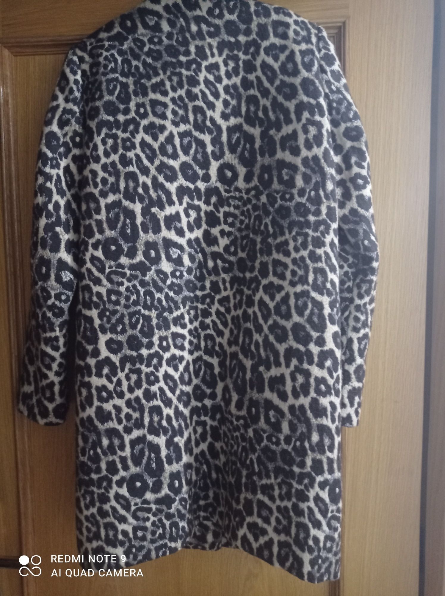 Zara. Sobretudo com estampado leopardo.